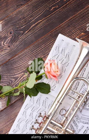 Trompete, Noten und rosa Rose. Stockfoto