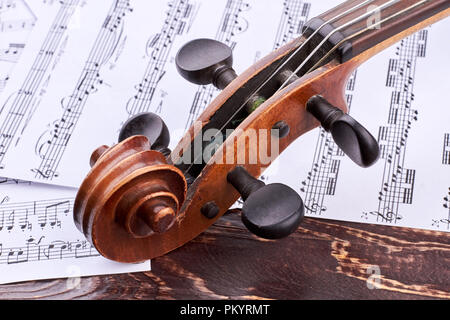 Alte Geige blättern und Peg. Stockfoto