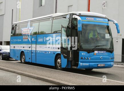 Pro Continental Cycling Team Coach in der Nähe der Ziellinie an der ersten Etappe der Tour von Großbritannien 2018 in der Stadt Newport South Wales GB UK 2018 Stockfoto