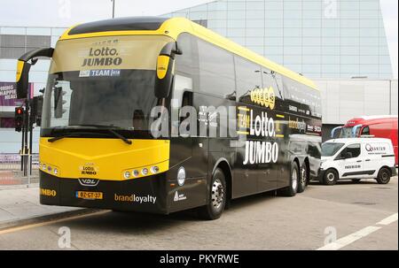 Lotto Jumbo Cycling Team Coach in der Nähe der Ziellinie an der ersten Etappe der Tour von Großbritannien 2018 in der Stadt Newport South Wales GB UK 2018 Stockfoto