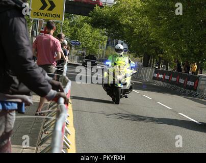 Gwent Hedlu Polizei Begleitung in der Nähe der Ziellinie an der ersten Etappe der Tour von Großbritannien 2018 in der Stadt Newport South Wales GB UK 2018 Stockfoto