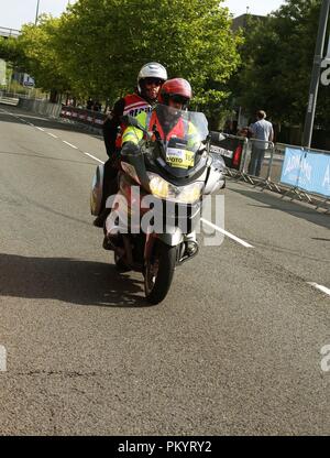 Tour durch Großbritannien UCI Regler Fahrzeug in der Nähe der Ziellinie an der ersten Etappe der Tour von Großbritannien 2018 in der Stadt Newport South Wales GB UK 2018 Stockfoto