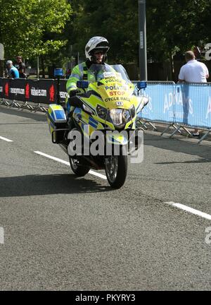 Gwent Hedlu Polizei Begleitung in der Nähe der Ziellinie an der ersten Etappe der Tour von Großbritannien 2018 in der Stadt Newport South Wales GB UK 2018 Stockfoto