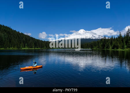 Kajak in Trillium See mit der Mount Hood bedeckt mit Schnee im Wasser spiegeln an einem schönen Tag, Mt Hood National Forest, Oregon, USA. Stockfoto