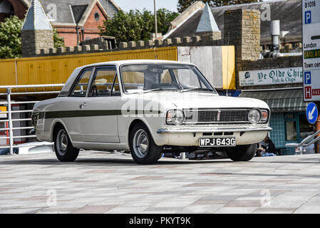 Ford Cortina auf zeigen. Ford Cortina Mark II bei klassischen Autos am Strand in Southend On Sea, Essex, Großbritannien. Stockfoto