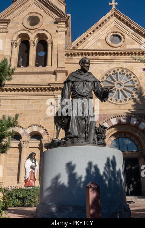 St. Francis Cathedral in Santa Fe und Statuen des Hl. Franziskus von Assisi (Vordergrund) und sel. Kateri im Hintergrund Stockfoto