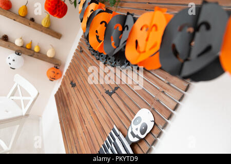Thema Halloween eingerichtetes Wohnzimmer. Lifestyle Halloween Jahreszeit Familie Haus Interieur. Traditionelle Halloween Dekorationen Hintergrund. Stockfoto