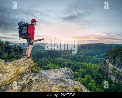 Professionelle Fotografen mit Stativ auf Cliff und Denken. Verträumte Landschaft innerhalb von Sunrise. Wunderschöne Natur pur unter Stockfoto