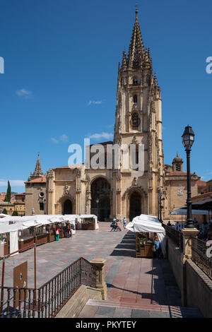 OVIEDO, SPANIEN - 18. AUGUST 2018: die Kathedrale von Oviedo mit mittelalterlicher Markt unter freiem Himmel am 18. August 2018 in Spanien Stockfoto