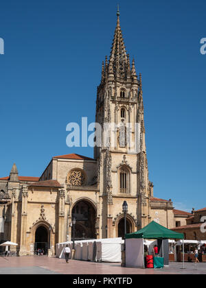 OVIEDO, SPANIEN - 18. AUGUST 2018: die Kathedrale von Oviedo mit mittelalterlicher Markt unter freiem Himmel am 18. August 2018 in Spanien Stockfoto