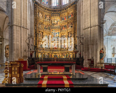 OVIEDO, Spanien - 18 AUGUST, 2018: Blick zum Altar der Kathedrale von Oviedo am 18. August 2018 in Spanien Stockfoto