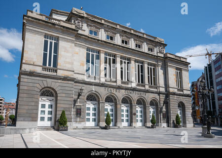 OVIEDO, SPANIEN - 18. AUGUST 2018: Vor dem Theater von Oviedo mit blauem Himmel am 18. August 2018 in Spanien Stockfoto