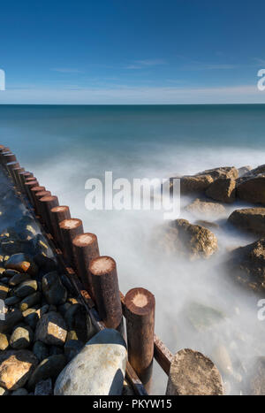 Holzsäulen und buhnen mit wellenbrecher in einer atmosphärischen ein Moody mysteriösen ätherischen Seascape oder wasserlandschaft auf der Isle of Wight, ventnor. Stockfoto
