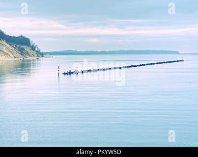 Holz buhnen am Strand an der Nordsee. Moody blue sea Stockfoto