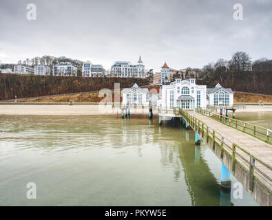 Historische Seebrücke und der Ferienort Sellin auf Rügen bei Moody Sonnenuntergang, Deutschland. 27. Januar 2018 Stockfoto