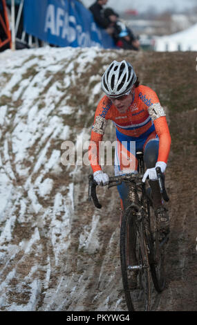 UNITED STATES - Feb 02: Marianne VOS (NED) auf ihrem Weg zum Gewinn der 2013 UCI Elite Cyclocross-WM bei Eva Bandman Park in Louisville gehalten Stockfoto