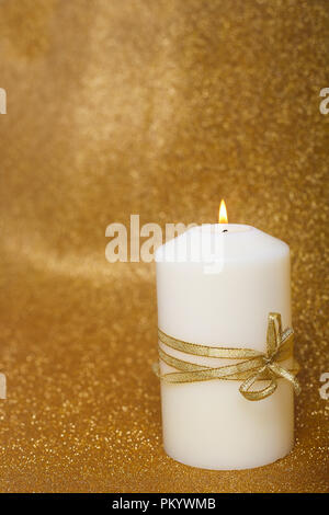 Weihnachten Neujahr Kerze auf Party Hintergrund von Gold Licht bokeh glänzt. Stockfoto