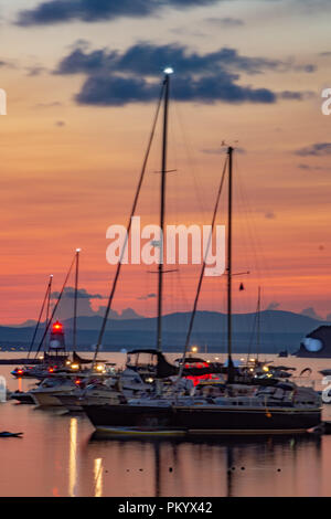 Segelboot in der Marina mit Sonnenuntergang im Hintergrund auf Lake Champlain Stockfoto