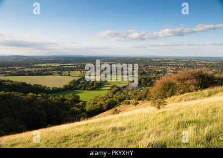 Ein Blick in Richtung Storrington aus Kithurst Hügel auf der South Downs im frühen Herbst. Stockfoto