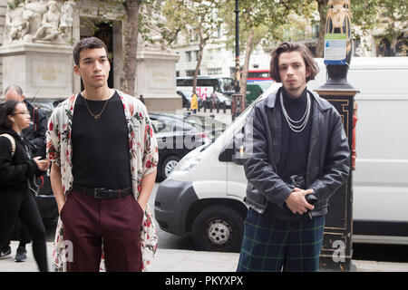 LONDON, Großbritannien - 14 September 2018: Mann auf der Straße während der London Fashion Week Stockfoto