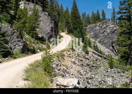 Wicklung dirt road im Idaho Sawtooth Mountains, in der Nähe der mittleren Gabel der Salmon River Stockfoto