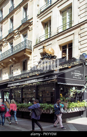 Anzeigen von Menschen zu Fuß Vor ein Französisches Restaurant in Paris. Stockfoto