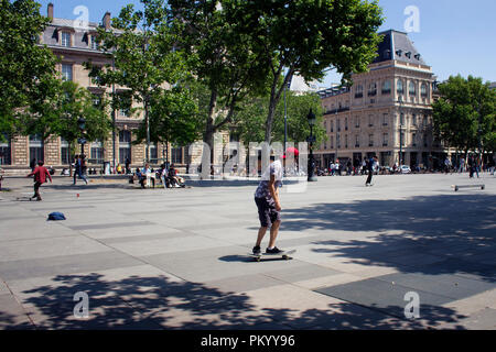 Jugendliche skate am Platz der Republik (Place de la Republique) in Paris. Das Bild zeigt die Jugend Kultur der Stadt. Stockfoto