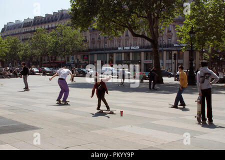 Jugendliche skate am Platz der Republik (Place de la Republique) in Paris. Das Bild zeigt die Jugend Kultur der Stadt. Stockfoto