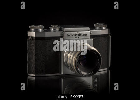 Der Praktiflex ist ein 35 mm SLR Kamera, durch Kamera-Werkstätten VEB Niedersedlitz bis, Dresden, Ddr hergestellt und produziert zwischen 39-40 Stockfoto