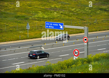 Fahren Sie auf der Autobahn A 75 auf das Viadukt von Millau, Millau-Creissels, Aveyron, Frankreich Stockfoto