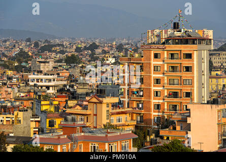 Blick auf die dicht besiedelten Wohngebiet Lazimpat, Kathmandu, Nepal Stockfoto