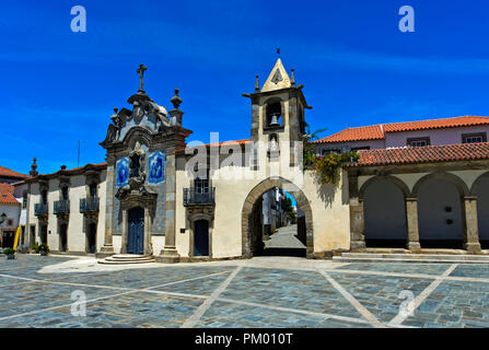 Kapelle der Barmherzigkeit, der Capela da misericórdia, City Gate, Sao Joao da Pesqueira, Portugal Stockfoto