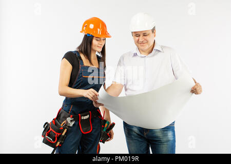 Portrait der männlichen Architekt und Bauherr Frau diskutieren Gebäude planen. Vorarbeiter holding Rollenpapier Stockfoto