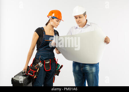 Portrait der männlichen Architekt und Bauherr Frau diskutieren Gebäude planen. Vorarbeiter holding Rollenpapier Stockfoto