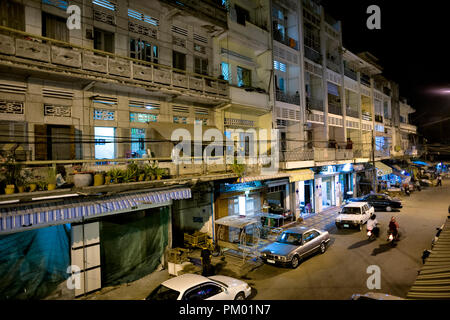 Phnom Penh Nacht. Cambodia Downtown Hinterstraße in der Armutszone der Stadt mit Mietshäusern und Geschäften auf Straßenebene. Stockfoto