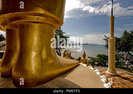 Fuß der große goldene Buddha-Statue mit Blick auf Hua Hin Khao Takiab buddhistischen Tempel Thailand S.E Asia Stockfoto