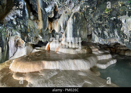 Armenien, Felsformationen in der Höhle mit natürlichen heißen Wasser, unter 'Dübel Brücke" in der Nähe von Tatev Stockfoto