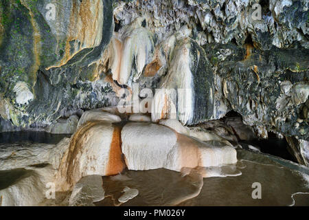 Armenien, Felsformationen in der Höhle mit natürlichen heißen Wasser, unter 'Dübel Brücke" in der Nähe von Tatev Stockfoto