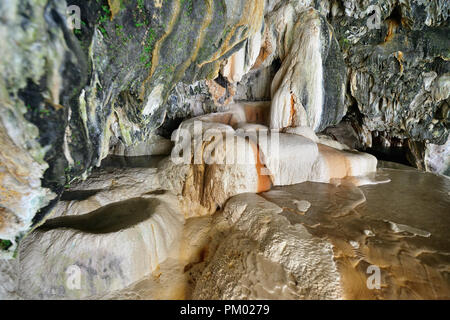 Armenien, Felsformationen in der Höhle mit natürlichen heißen Wasser, unter 'Dübel Brücke" in der Nähe von Tatev Stockfoto