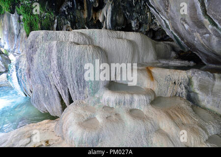 Armenien, Felsformationen in der Höhle mit natürlichen heißen Wasser, unter 'Dübel Brücke" in der Nähe von Tatev Stockfoto