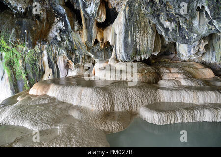 Armenien, Felsformationen in der Höhle mit natürlichen heißen Wasser, unter 'Dübel Brücke" in der Nähe von Tatev Stockfoto