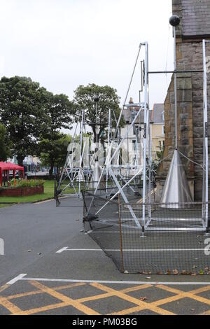 Sound artist Ray Lee Wesen seine monumentalen outdoor Klangskulptur zu Wales Zusammenarbeit mit North Wales klingelt Stockfoto