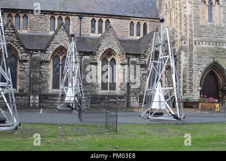 Sound artist Ray Lee Wesen seine monumentalen outdoor Klangskulptur zu Wales Zusammenarbeit mit North Wales klingelt Stockfoto