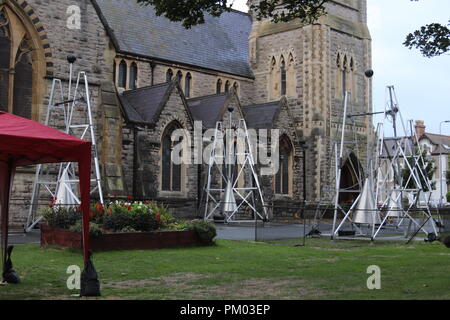 Sound artist Ray Lee Wesen seine monumentalen outdoor Klangskulptur zu Wales Zusammenarbeit mit North Wales klingelt Stockfoto