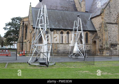 Sound artist Ray Lee Wesen seine monumentalen outdoor Klangskulptur zu Wales Zusammenarbeit mit North Wales klingelt Stockfoto