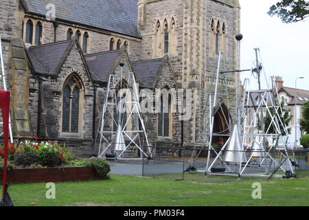 Sound artist Ray Lee Wesen seine monumentalen outdoor Klangskulptur zu Wales Zusammenarbeit mit North Wales klingelt Stockfoto