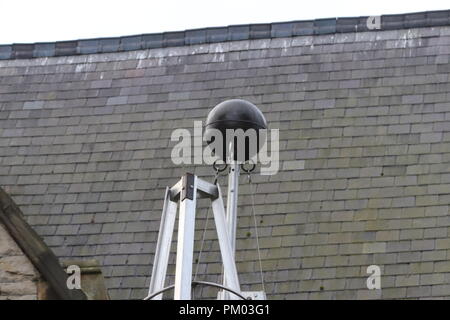 Sound artist Ray Lee Wesen seine monumentalen outdoor Klangskulptur zu Wales Zusammenarbeit mit North Wales klingelt Stockfoto