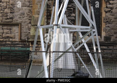 Sound artist Ray Lee Wesen seine monumentalen outdoor Klangskulptur zu Wales Zusammenarbeit mit North Wales klingelt Stockfoto