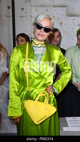 Lily Allen auf der vorderen Reihe während der Fashion Osten Fashion Week SS 19 zeigen im Krankenhaus Club, London statt. Stockfoto