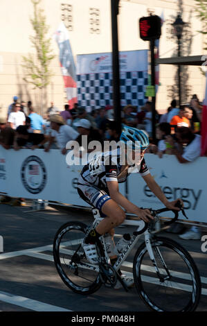 UNITED STATES - Juni 22: Avery Wilson von HPC/Fahrrad Outfitters Rennen über die Ziellinie fährt in 29 während des criterium Rennen in den USA Radfahren Ju Stockfoto